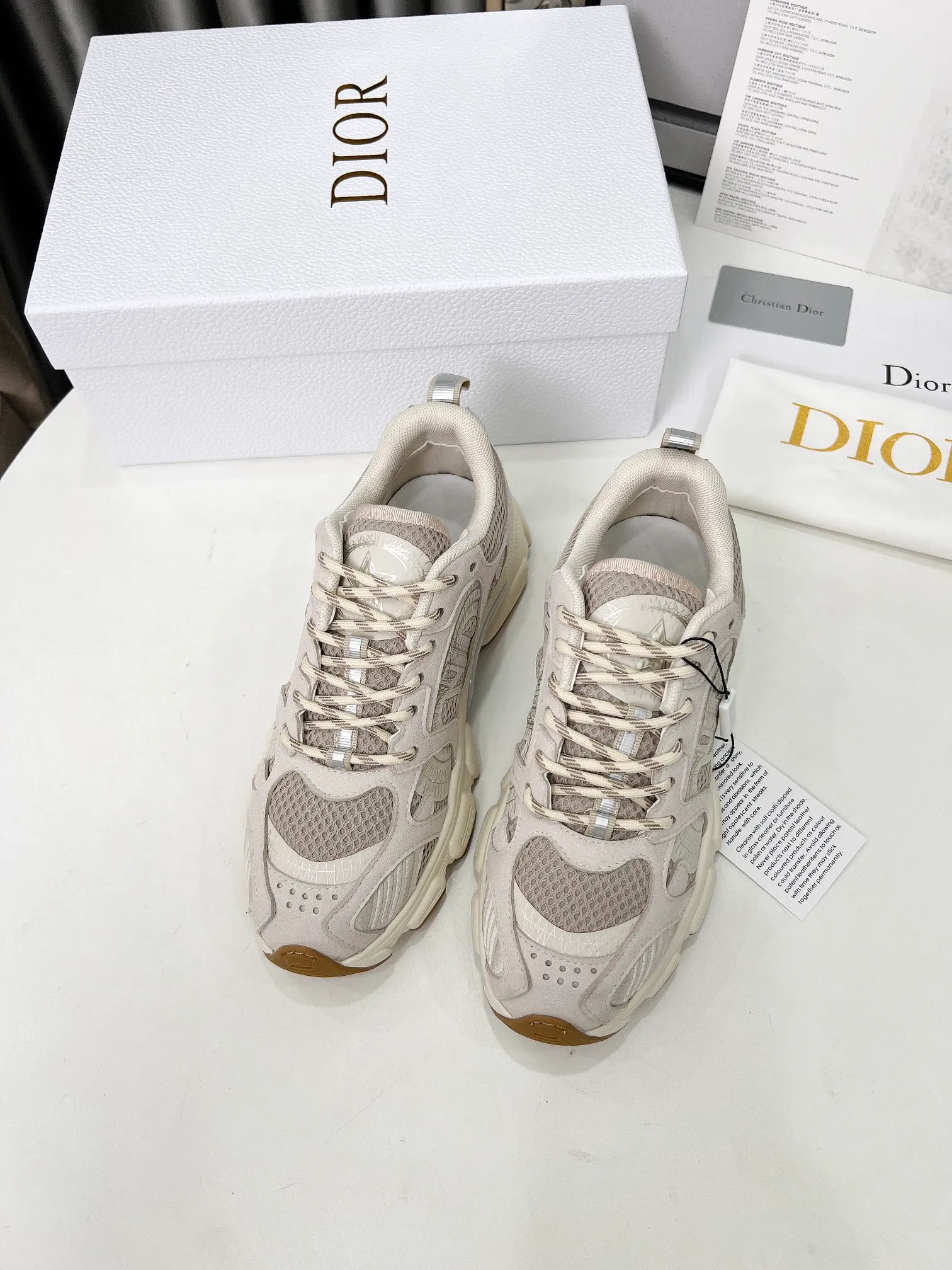 P560🐮🐮The official website of Dijia's new colors has been updated simultaneously [Celebration] This Dior Vibe sneaker incorporates Dior's high-end spirit and reinterprets classic running shoes. White mesh fabric features an Oblique print and is paired with laminated leather-effect panels in gold and silver tones for a contrasting look. It is further embellished with classic details such as 3D effect details, the lucky star symbol on the rear, and the logo on the tongue and rear pull tab. The lightweight sole is embellished with gray stars, complementing a variety of casual or elegant pieces for a modern look. Size: Women’s size 35-41 (35/42 can be customized) Men’s size 40-46 (39/46 can be customized)